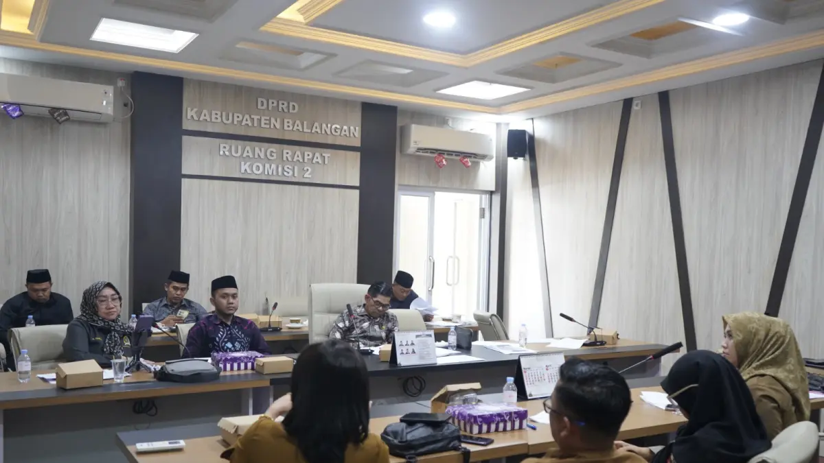 BAHAS LKPJ: Jajaran Komisi II DPRD Balangan saat menggelar rapat kerja bersama SKPD mitra kerja untuk mengevaluasi laporan pertanggungjawaban kepala daerah tahun anggaran 2025.(Humas DPRD untuk Radar Banjarmasin)