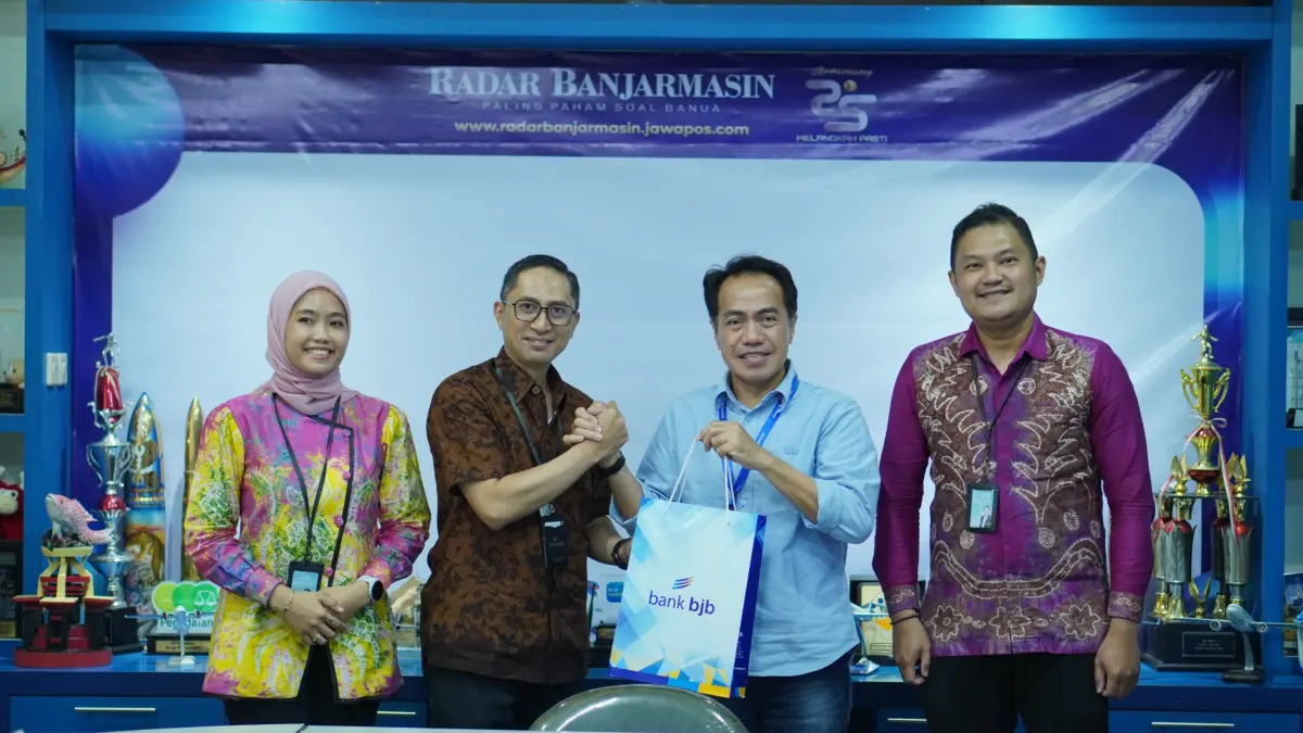 KEMITRAAN: Pimpinan Bank Bjb Cabang Banjarmasin, Yudi Fauzi Rachman menyerahkan suvenir kepada Dirut Radar Banjarmasin, H Suriansyah Achmad dalam kunjungan di Kantor Pusat Radar Banjarmasin di Banjarbaru, Kamis (23/4).(Foto: Isin/Radar Banjarmasin)
