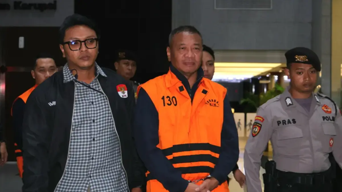 KEPALA DAERAH: Bupati Tulungagung Gatut Sunu Wibowo mengenakan rompi tahanan usai terjaring OTT KPK, Minggu (12/4). (Foto: Dery Ridwansah/JawaPos.com)
