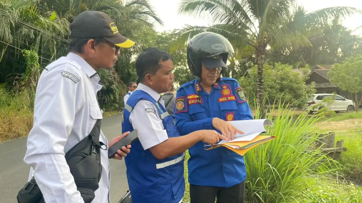 KROSCEK:Wakil Bupati HSU, Hero Setiawan bersama Kepala Dinas PUPR HSU, Amos Silitonga meninjau langsung kondisi infrastruktur desa menggunakan sepeda motor trail di wilayah Kecamatan Amuntai Tengah dan Sungai Pandan, Rabu (22/4/2026).(Foto:Pemkab HSU)