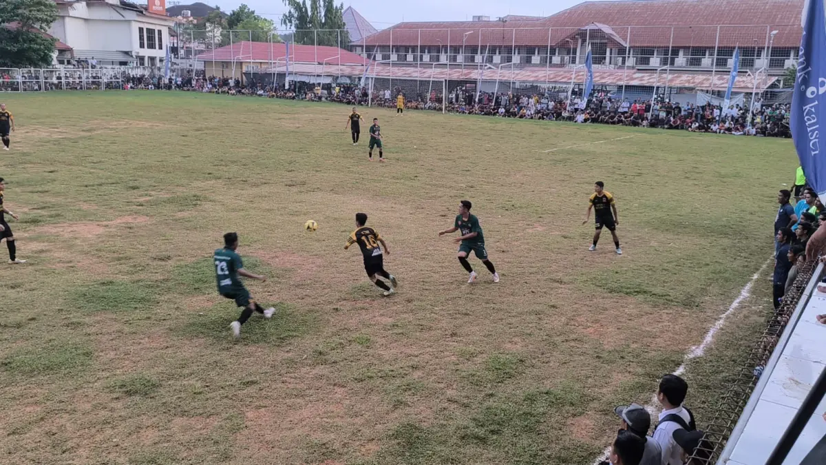 LAPANGAN BERGELOMBANG: Kondisi permukaan rumput Lapangan Martasura Paringin yang tidak rata dan dinilai tidak representatif bagi para pemain.