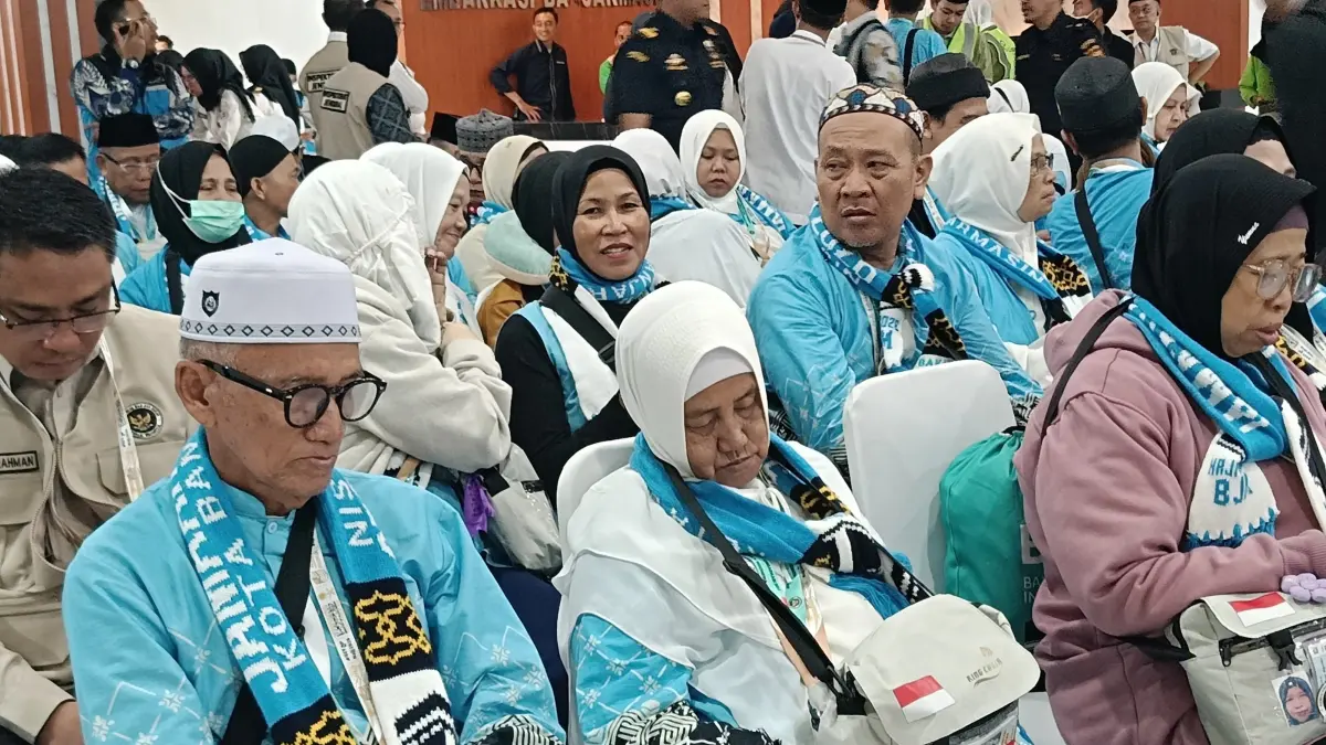 MASUK ASRAMA: Sebanyak 360 jemaah calon haji Kloter 01 asal Banjarmasin tiba di Asrama Haji Banjarbaru. (foto: sheilla/radar banjarmasin) 