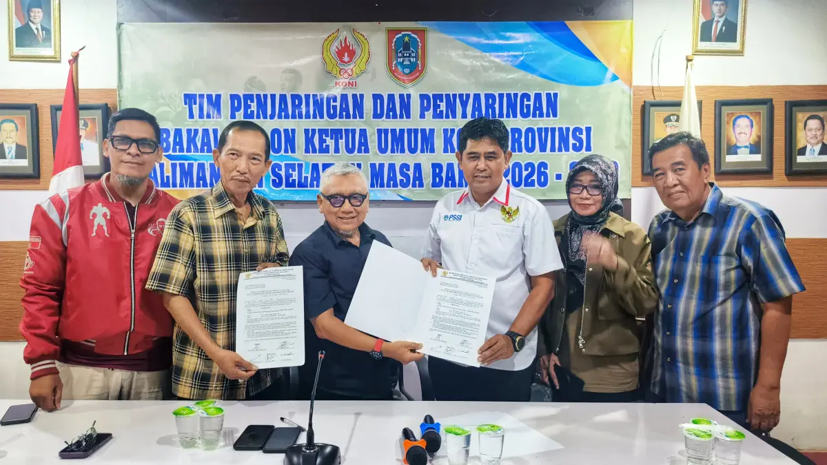 MENYERAHKAN: Tim mandat Hasnuryadi Sulaiman saat menyerahkan berkas pencalonan kepada Tim Penjaringan dan Penyaringan di Sekretariat KONI Kalsel, Banjarmasin, Kamis (23/4/2026). (M Idris Jian Sidik)