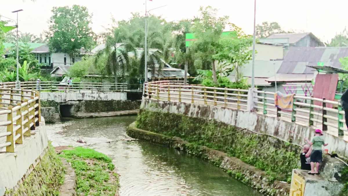 MITIGASI BANJIR: Kondisi Sungai Kemuning yang masuk dalam proyek mitigasi banjir tahun 2026.
| Foto: SHEILLA FARAZELA/RADAR BANJARMASIN