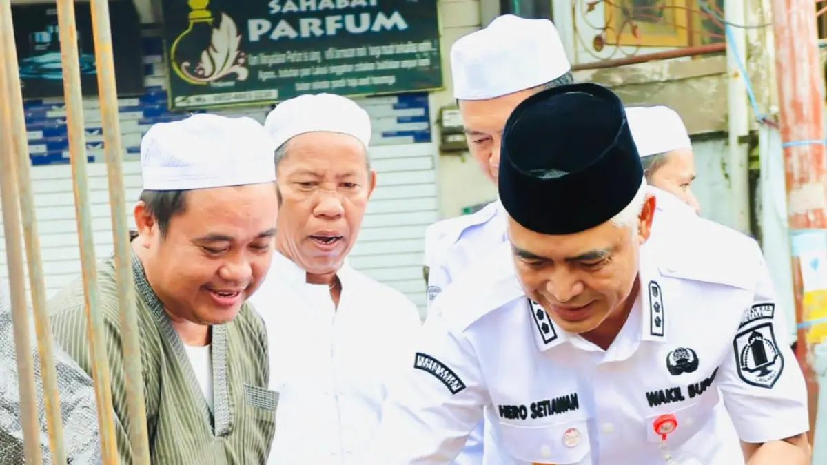 MOMEN:Wakil Bupati HSU, Hero Setiawan melakukan peletakan batu pertama pembangunan Langgar Baiturrahman di kawasan Paliwara, disaksikan unsur Forkopimda dan masyarakat, Rabu (22/4/2026).(Foto: Pemkab HSU)&nbsp;