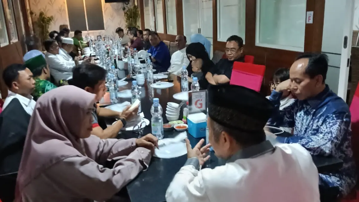 OPTIMIS: Anggota FK PATUH Kalsel saat melakukan pembahasan soal dampak global geo politik terhadap perjalanan umrah dan haji, Rabu (22/4/2026).(Foto: Raudah Anisya/Radar Banjarmasin)&nbsp;