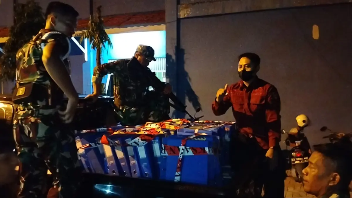 PENGGELEDAHAN: Tim Kejari Barito Kuala membawa sejumlah dokumen dan barang bukti usai penggeledahan di Kantor PDAM Batola, Selasa malam. | Foto: Maulana/Radar Banjarmasin