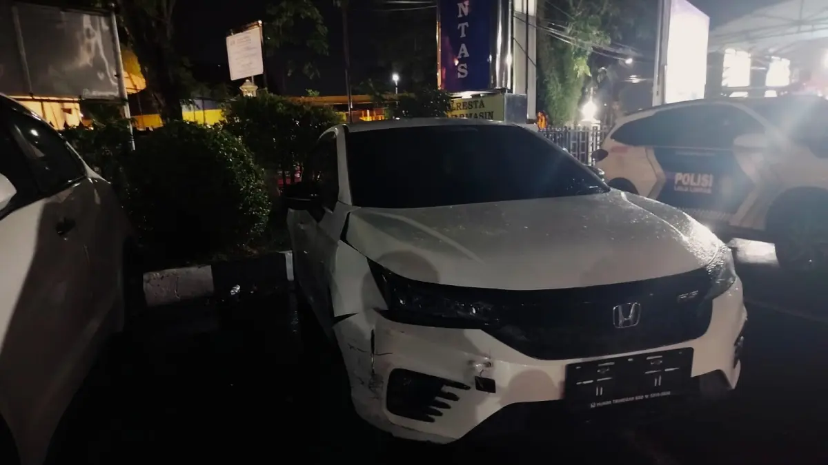 PENYOK:Mobil dengan nomor polisi B &nbsp;1840 JF, penyok di bagian samping depan sebelah kanan dan diamankan di Mapolresta Banjarmasin seusai kejadian. (Foto: Maulana/Radar Banjarmasin)&nbsp;