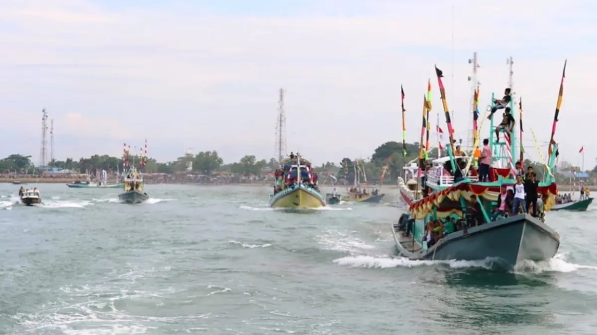 PESTA PANTAI: Arak-arakan kapal nelayan meramaikan Mappanre Ri Tasi’e di pesisir Pagatan, Tanah Bumbu. (Foto: Disbudporpar Tanah Bumbu)
