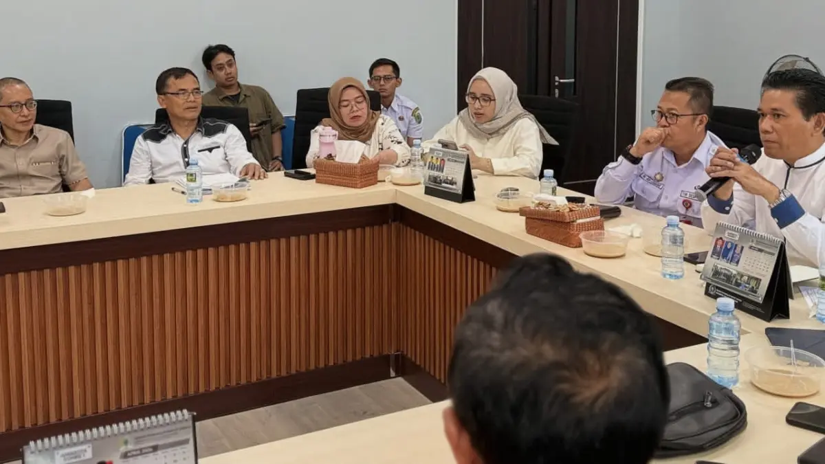 RAKER:Komisi II DPRD HSU menggelar rapat kerja bersama eksekutif membahas kelangkaan BBM dan kuota LPG di Ruang Rapat Gedung DPRD HSU, Rabu (22/4/2026).(Foto: M Akbar/Radar Banjarmasin)