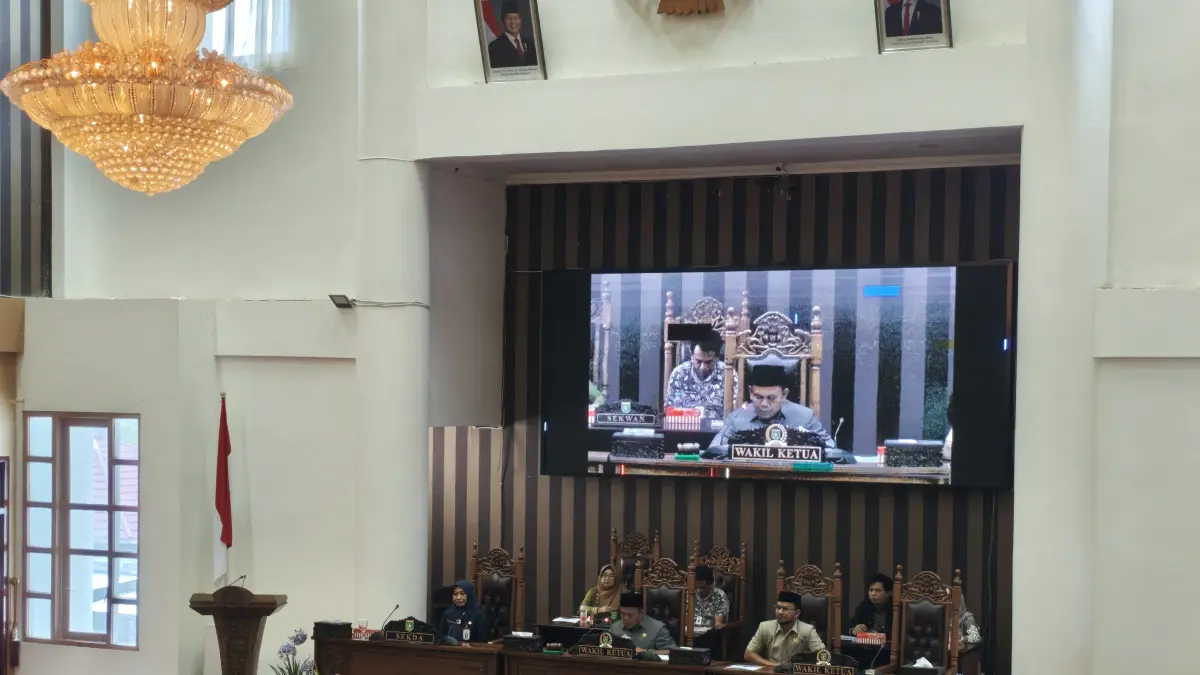 RAPAT PARIPURNA: DPRD Tanah Bumbu menggelar rapat paripurna dengan agenda jawaban bupati atas pemandangan umum fraksi terkait pencabutan Perda Nomor 6 Tahun 2020, di Batulicin, Kamis (23/4). (Foto: Zulqarnain/Radar Banjarmasin)