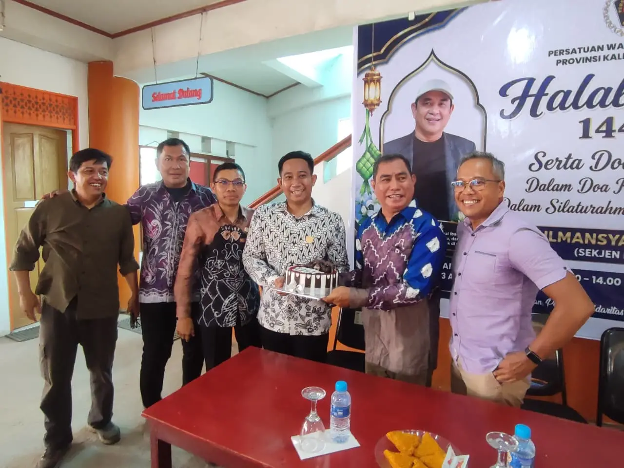 Selamat Ultah: Ketua dan Komisioner KPID Kalsel menghadiri halalbihalal PWI Kalsel sekaligus menyerahkan kue ulang tahun untuk Ketua PWI Kalsel Zainal Helmie, di Sekretariat PWI Kalsel, Kamis (23/4).