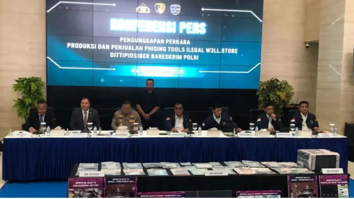 SINDIKAT INTERNASIONAL: Wakil Kepala Bareskrim Polri Irjen Nunung Syaifuddin membeber pengungkapan kasus sindikat phising ilegal yang melibatkan 2 WNI. Korban mencapai 34 ribu orang. (Sahrul Yunizar/JawaPos.com)