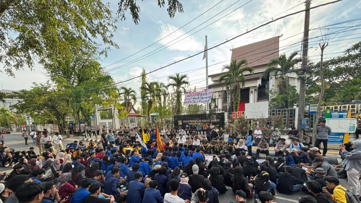 SOROTAN: Puluhan mahasiswa berunjuk rasa di depan Kantor DPRD Kalsel. Salah satunya menyoroti program MBG.