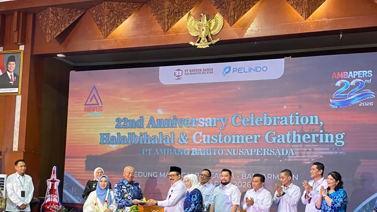 SYUKURAN:Pemotongan tumpeng HUT Ke-22 PT Ambang Barito Nusapersada (Ambapers) di Mahligai Pancasila oleh Gubernur Kalsel H Muhidin bersama Dirut Ambapers Zulfadli Gazali, Kamis (23/4/2026).(Foto: Raudah Anisya/Radar Banjarmasin)&nbsp;&nbsp;