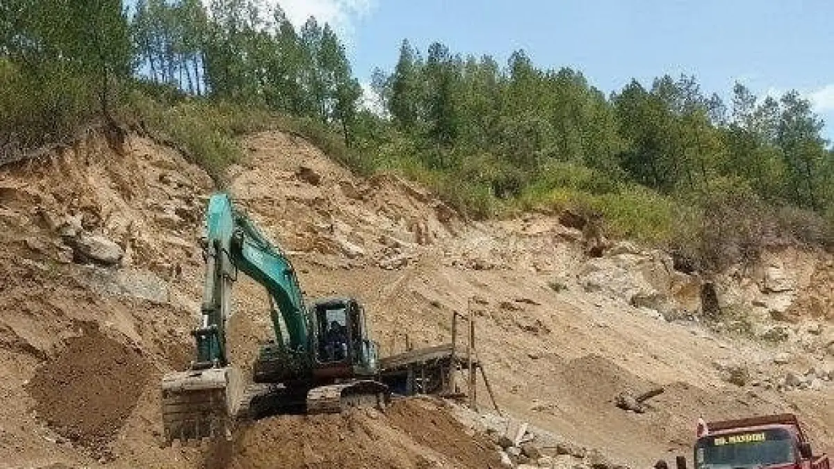 AKTIVITAS TAMBANG: Monitoring salah satu aktivitas pertambangan bahan galian C MBLB batuan oleh petugas Dinas ESDM Kalsel. (DINAS ESDM KALSEL)
