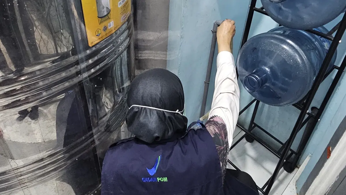 AMBIL SAMPEL: Petugas Loka BPOM Tabalong  melakukan pengambilan sampel makanan, air dan meninjau dapur SPPG di Kecamatan Amuntai Tengah. (Foto: BPOM for Radar Banjarmasin)
