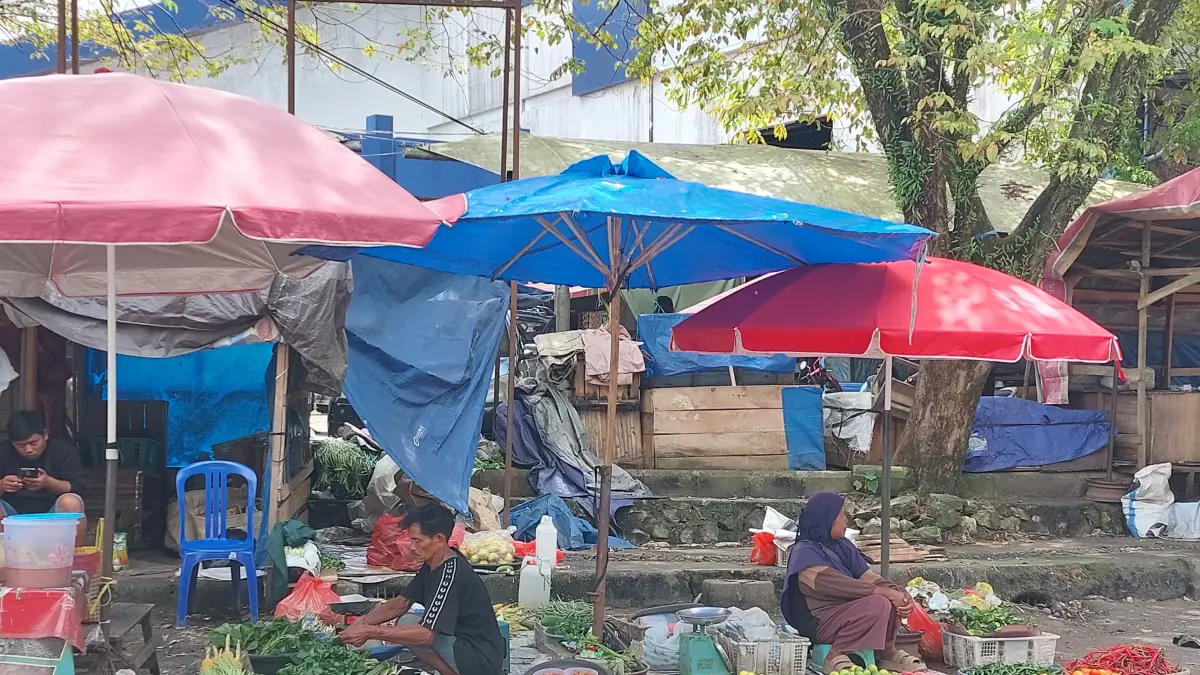 BAHAN POKOK: Harga sejumlah komoditas masih tinggi terutama cabai dan daging sapi. (Foto: Jamaluddin/Radar Banjarmasin).