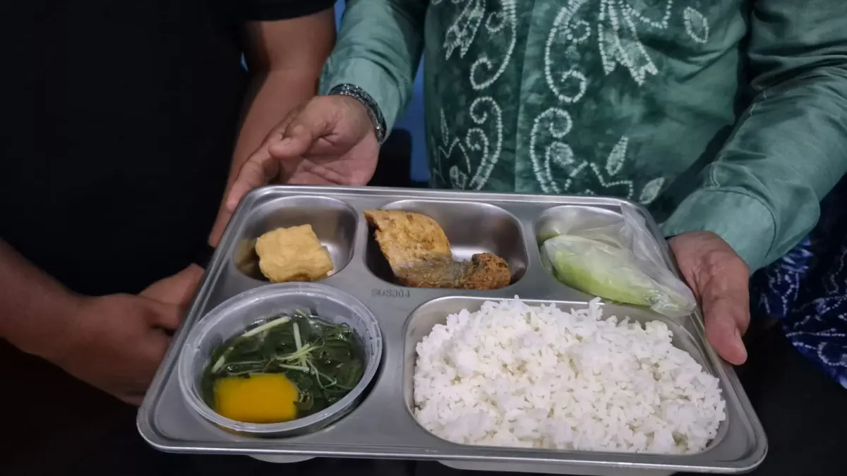 BERGIZI: Salah satu menu Makanan Bergizi Gratis dengan lauk ikan patin Goreng di salah satu SPPG HSS. (Foto: Dinas Pertanian Perikanan dan Pangan HSS)&nbsp;