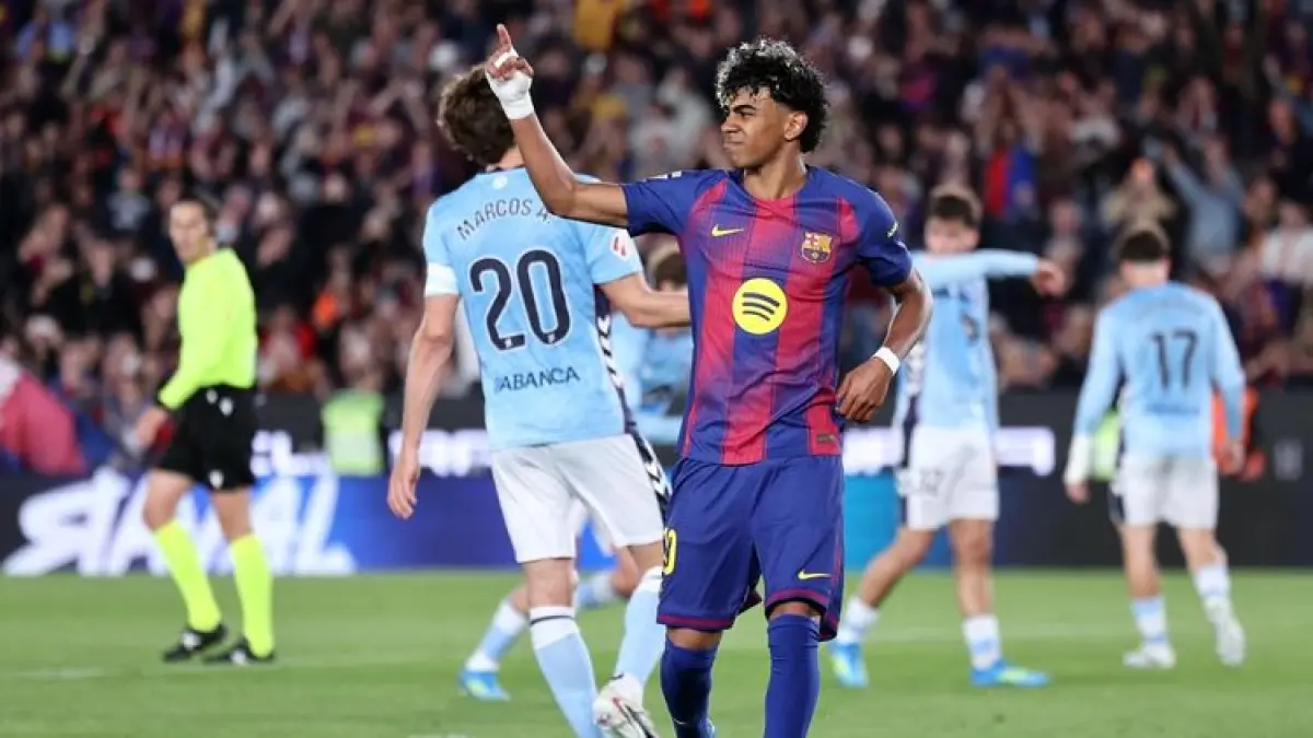 CEDERA: Penyerang Barcelona, Lamine Yamal, meminta pertolongan medis setelah mencetak gol pembuka dari titik penalti pada laga Liga Spanyol melawan RC Celta de Vigo, Kamis (23/4).
(AFP/JOSEP LAGO)