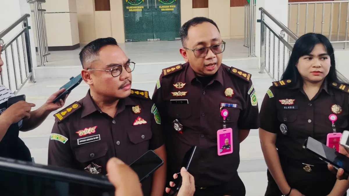 DOOR STOP: Kasi Pidsus (tengah) Mirzantio dan Kasi Intelejen Ardian Junaedi serta didampingi Kasubsi Pidsus Gladis memberikan keterangan. Foto: Maulana/Radar Banjarmasin