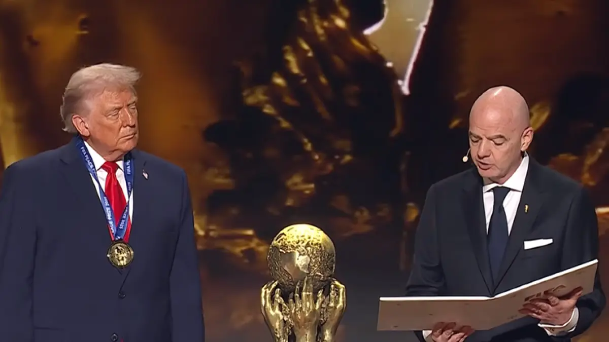 DRAWING: Presiden Amerika Serikat, Donald Trump, dan Presiden FIFA, Gianni Infantino, di acara drawing Piala Dunia 2026 di Gedung John F Kennedy Center for the Performing Arts, Washington DC, Amerika Serikat, Sabtu (6/12) dini hari WIB.
(TANGKAPAN LAYAR)