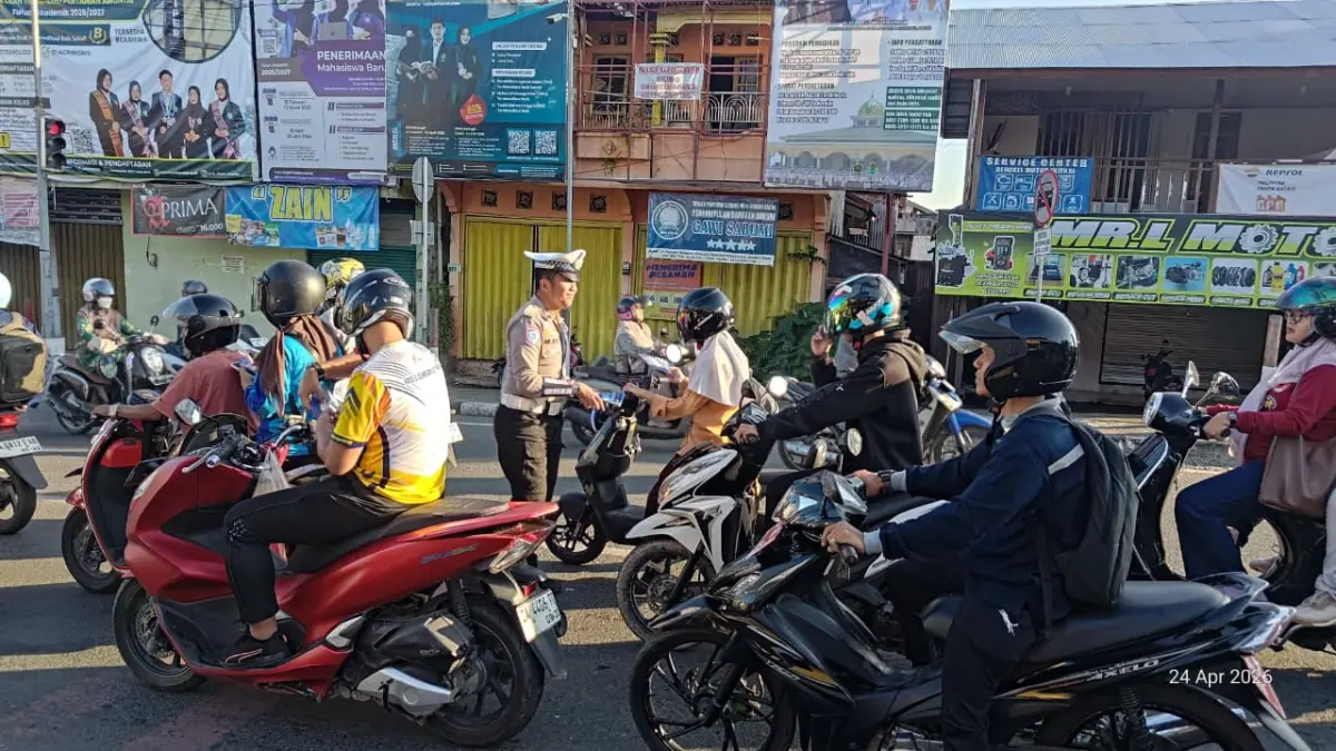 EDUKASI: Satlantas Polres HSU saat membagikan brosur keselamatan kepada pengendara di Jalan Lambung Mangkurat, Amuntai, Jumat (24/4). (Foto: Istimewa)
