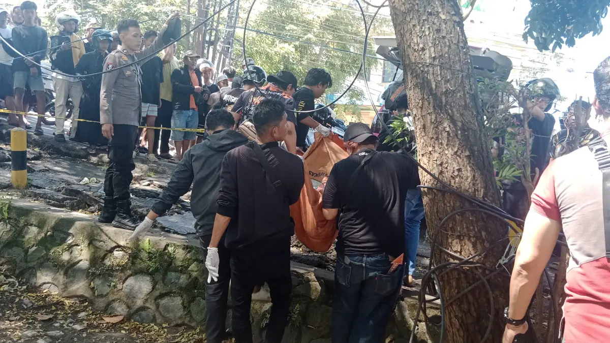 EVAKUASI: Relawan emergency mengevakuasi jasad lansia yang ditemukan terkapar di Jalan K.S Tubun, Kelayan Barat. (Relawan Emergency) 