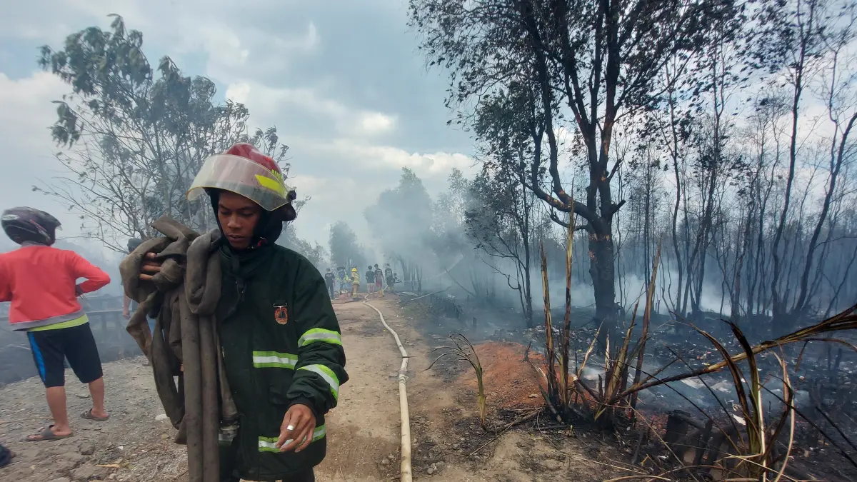 KARHUTLA: Situasi kebakaran lahan gambut di wilayah Pengayuan, Kecamatan Liang Anggang, Banjarbaru pada tahun 2024 lalu. (FADLAN ZAKIRI/RADAR BANJARMASIN)