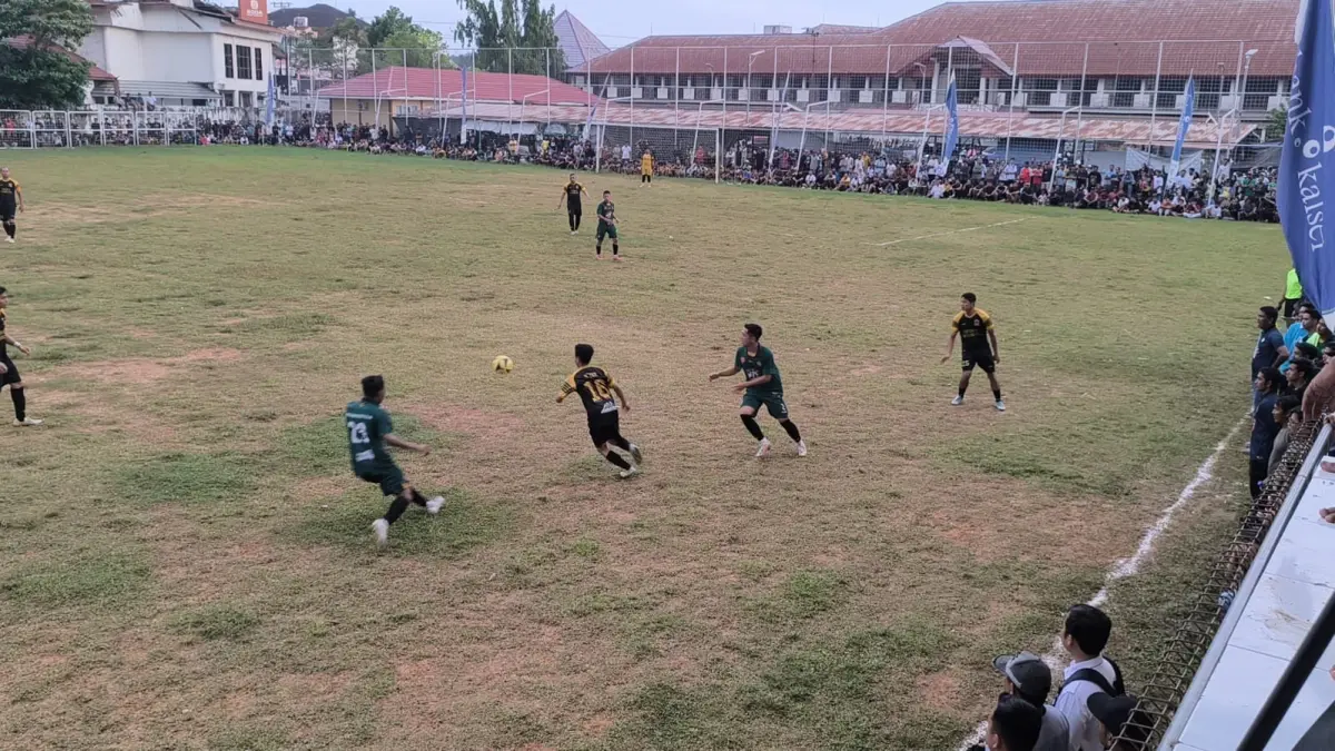LAPANGAN BERGELOMBANG: Kondisi permukaan rumput Lapangan Martasura Paringin yang tidak rata dan dinilai tidak representatif bagi para pemain.
(M Dirga/ Radar Banjarmasin)