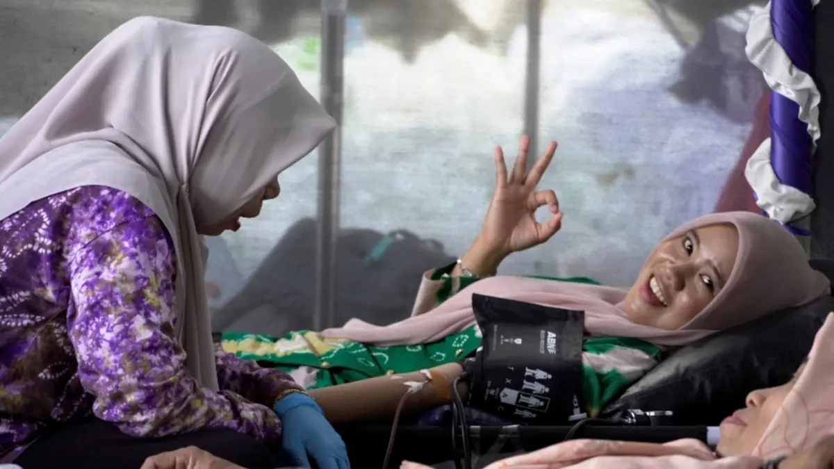 PARTISIPASI: Warga mengikuti kegiatan donor darah yang dilayani oleh petugas kesehatan dalam kegiatan bakti sosial donor darah Arutmin di Banjarbaru, Kamis (23/4).(Foto-foto: PT Arutmin Indonesia)