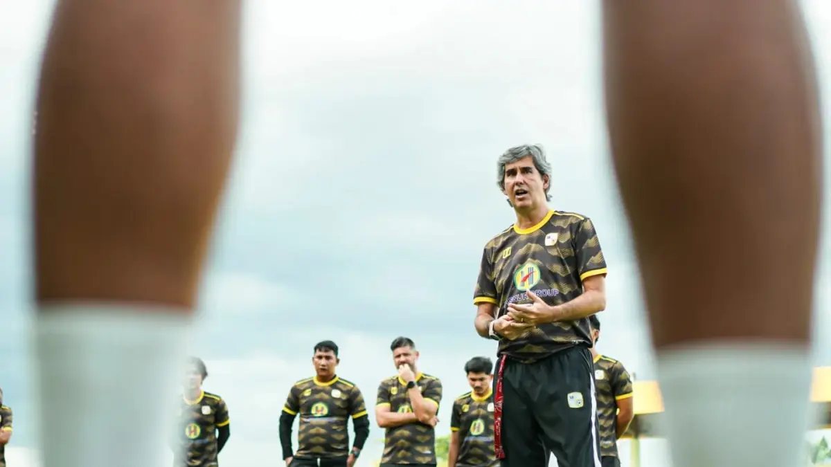 Pelatih PS Barito Putera, Stefano "Teco" Cugurra, memberikan arahan kepada para pemain dalam sesi latihan di Banjarmasin jelang laga pekan ke-26 Pegadaian Championship 2025-2026 melawan Persela Lamongan di Stadion Surajaya, Sabtu (25/4/2026).