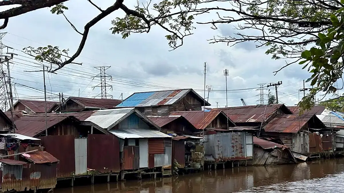PEMBEBASAN: Dinas PUPR Kota Banjarmasin mentargetkan pembebasan lahan di jalan Veteran beres pada tahun ini.(Foto: Endang Syarifuddin/Radar Banjarmasin)