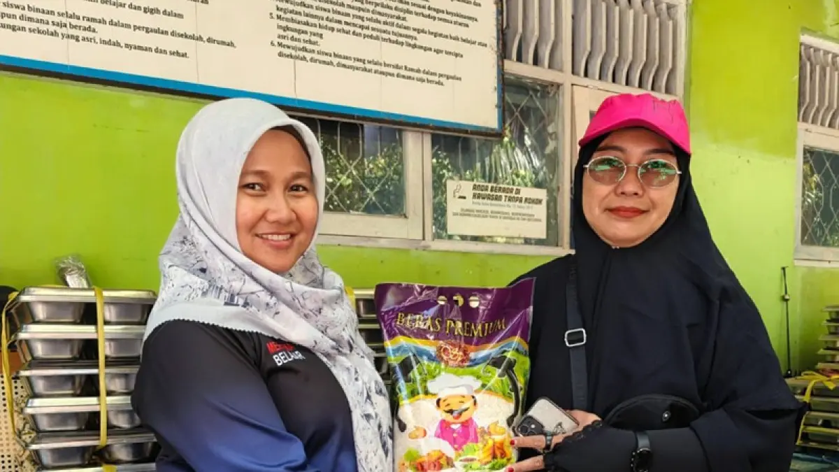 Penyerahan beras Komite Sekolah Istikomawati ke perwakilan guru SDN 4 Syamsudin Noor untuk diserahkan murid yang kurang mampu (MC Banjarbaru untuk Radar Banjarmasin)