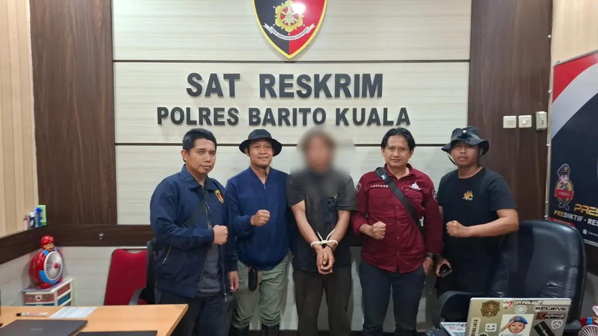 PETUGAS: Aparat kepolisian saat mengamankan terduga pelaku penganiayaan di wilayah Rantau Badauh. (Foto: Maulana) 