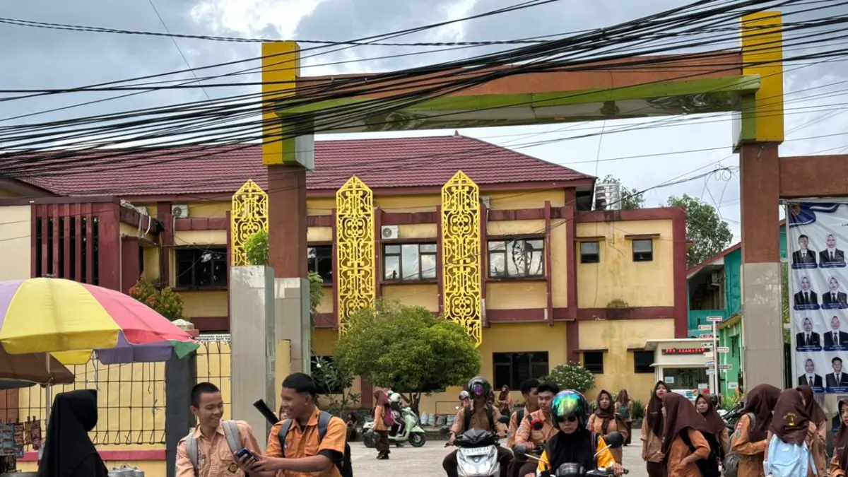 POLEMIK: Suasana SMAN 5 Banjarmasin sepulang sekolah setelah beredar kabar adanya iuran siswa untuk kurban. (Foto: Zulvan Rahmatan/Radar Banjarmasin)