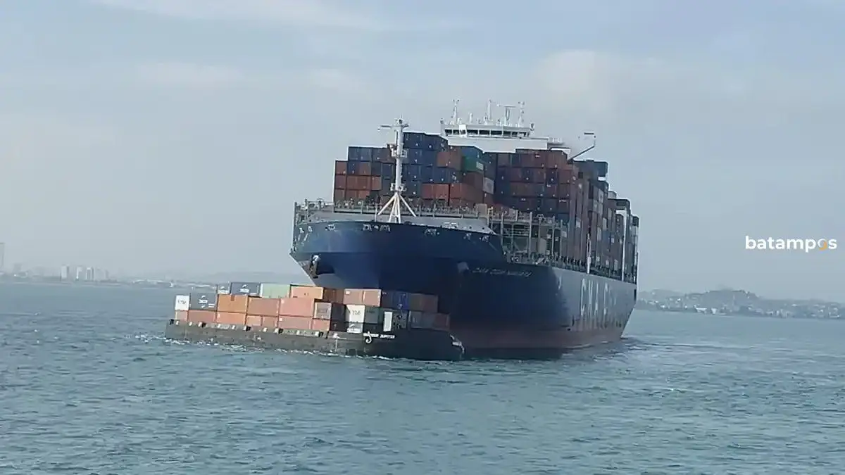 SELAT SIBUK: Kapal MV CMA CGM Niagara bertabrakan dengan kapal TB Harbour Dragon di Traffic Separation Scheme (TSS) antara Selat Malaka dan Selat Singapura, Kamis (24/12/2025) sekira pukul 20.08 waktu setempat. (Dokumentasi KSOP Khusus Batam)