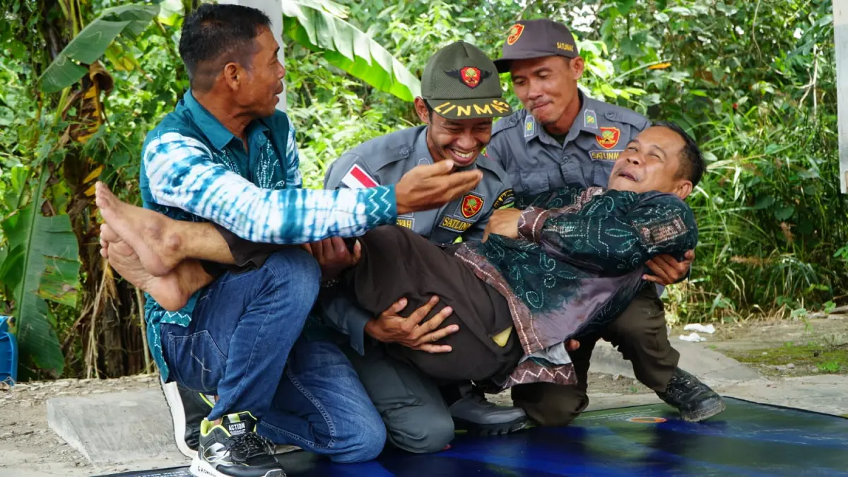 SIMULASI EVAKUASI: Relawan Desa Tangguh Bencana (Destana) saat mempraktikkan teknik penyelamatan korban.