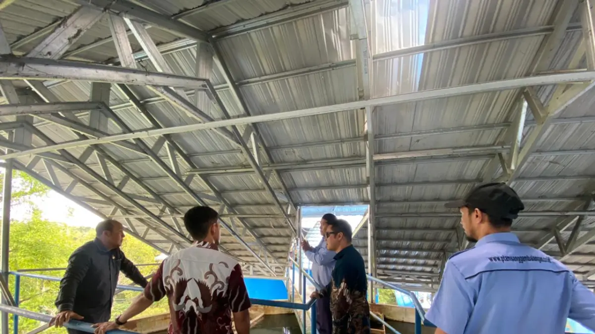 TINJAU FASILITAS: Ketua Komisi III DPRD Balangan Hafis Ansyari bersama manajemen PTAM Sanggam saat memantau proses produksi di IPA Gunung Pandau. (Hendry untuk Radar Banjarmasin)