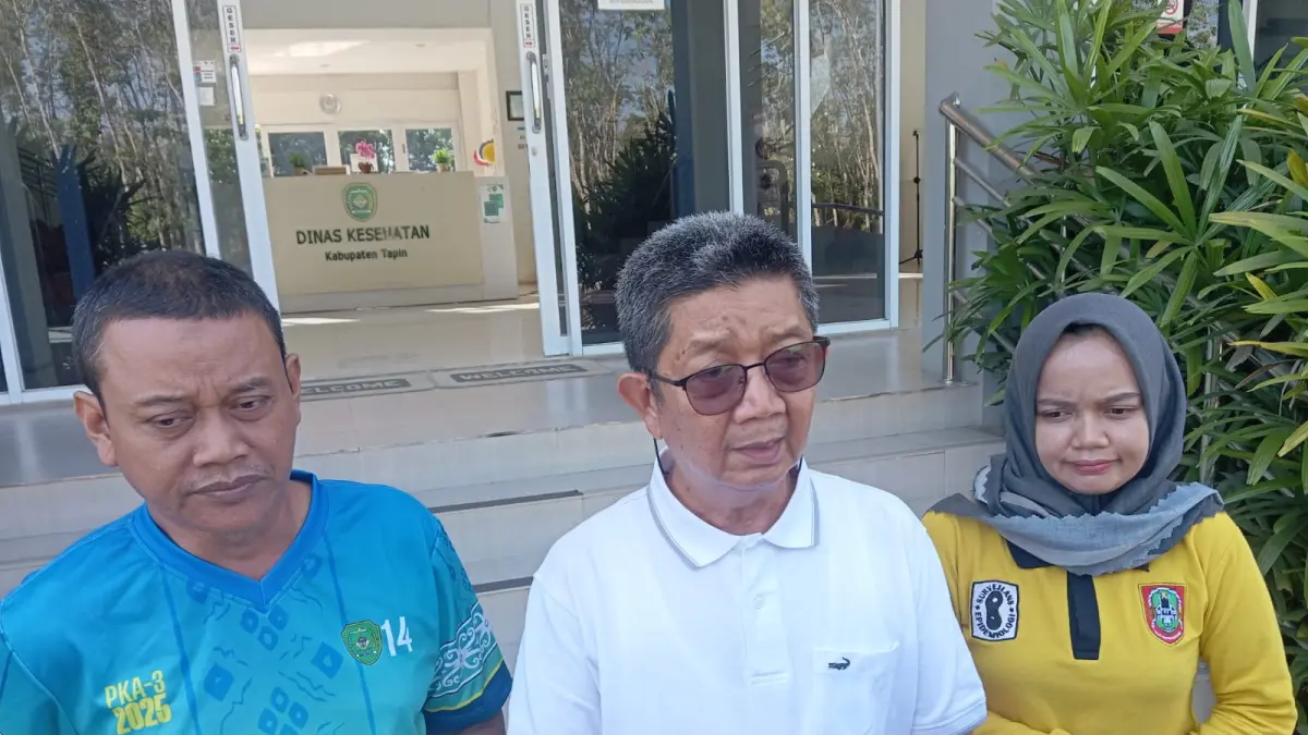 WAWANCARA: Kepala Dinas Kesehatan Tapin Noor Ifansyah diwawancarai awak media Kabupaten Tapin. (Foto: Rasidi Fadli)&nbsp;