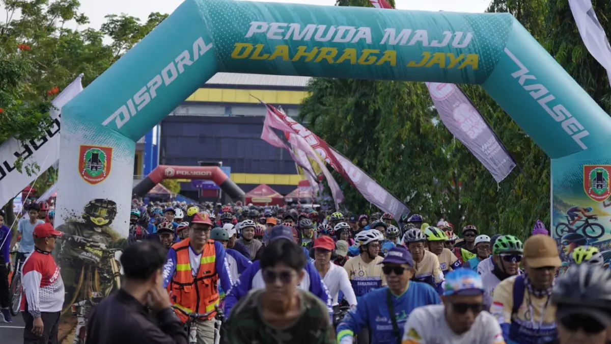 BERBAGAI Komunitas sepeda tumpah ruah di kawasan GOR Hasanuddin HM, Banjarmasin, Minggu (19/4/2026), dalam kegiatan Gowes Starling yang digelar Dinas Kepemudaan dan Olahraga (Dispora) Kalimantan Selatan.