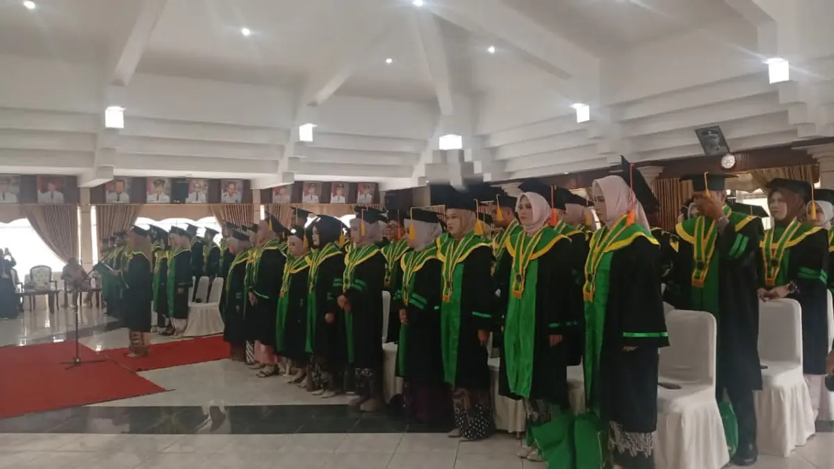 IKRAR:Wisudawan dan Wisudawati IAI Darul Ulum Kandangan saat mengucapkan ikrar sarjana, Sabtu (25/4/2026).(Foto:M Padil Ihsan/Radar Banjarmasin)&nbsp;