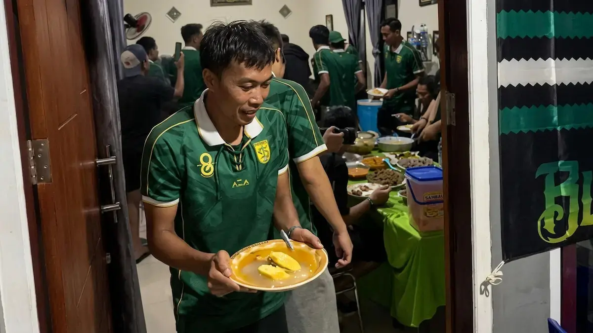 MAKAN BERSAMA: Momen hangat Persebaya Surabaya usai menang 2-0 atas Malut United, makan bersama di rumah Alfan Suaib di Ternate. (Instagram @rswnlauhin)