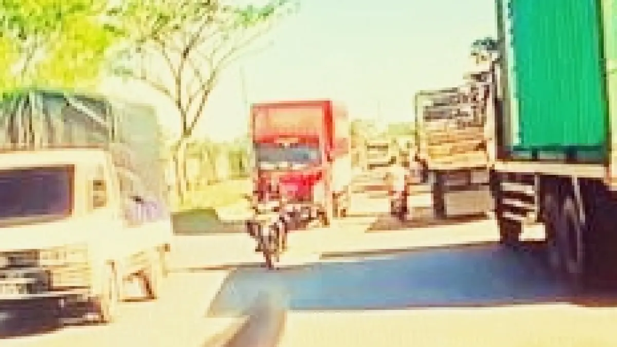 MENGULAR: Antrean kendaraan mengular di SPBU kawasan Jalan Gubernur Subarjo, Banjarmasin. Sejumlah pengendara terlihat melawan arus demi mendapatkan BBM subsidi. (Foto: capture video tiktok akun Abah Tuha Bahabar)
