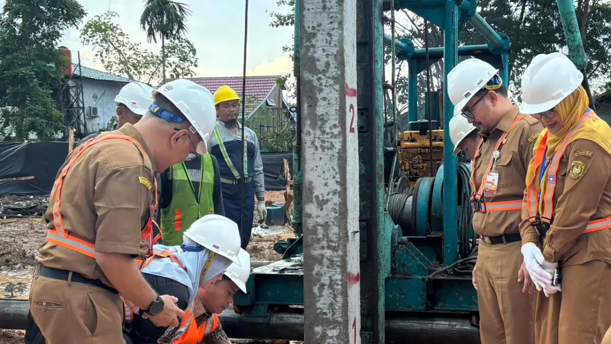 TAMAN EDUKASI: Peletakan batu pertama oleh Wali Kota Banjarmasin menandi dimulainya revitalisasi Taman Edukasi Satwa Jahri Saleh belum lama ini. (Zulvan Rahmatan/Radar Banjarmasin)