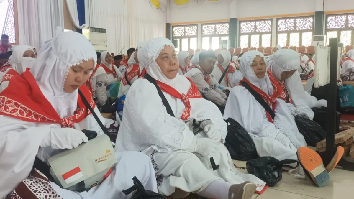 BERANGKAT HAJI : Jemaah haji asal Tabalong BDJ 03 saat berangkat menuju asrama haji.


(Foto : Ibnu Dwi Wahyudi / Radar Banjarmasin)