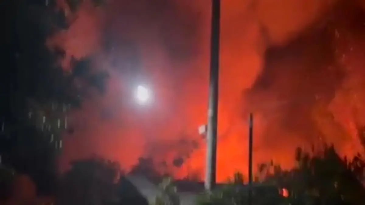 BERJIBAKU: Relawan pemadam kebakaran bersama warga berjibaku memadamkan api yang melalap rumah di Desa Panangian RT 03, Kecamatan Amuntai Utara, Kabupaten HSU, Minggu (26/4). (Foto: capture video warga) 