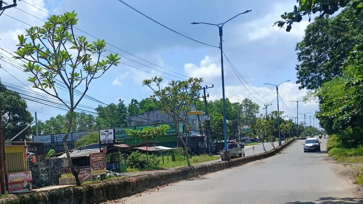 BERLUBANG: Sejumlah titik di jalan Guntung Manggis Kota Banjarbaru cukup membahayakan pengguna jalan (SHEILA /RADAR BANJARMASIN)