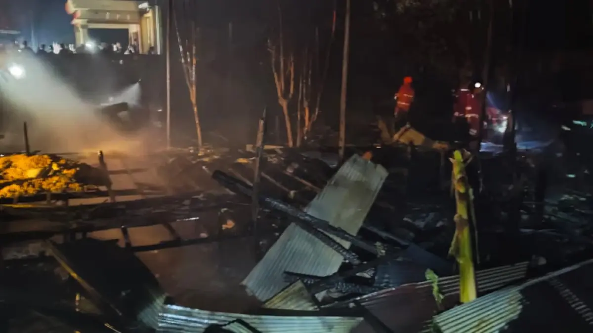 HANGUS: Kondisi dua rumah warga yang hangus terbakar di Desa Panangian RT 03, Kecamatan Amuntai Utara, Kabupaten Hulu Sungai Utara, Minggu (26/4) malam. (Foto: Damkar HSU)