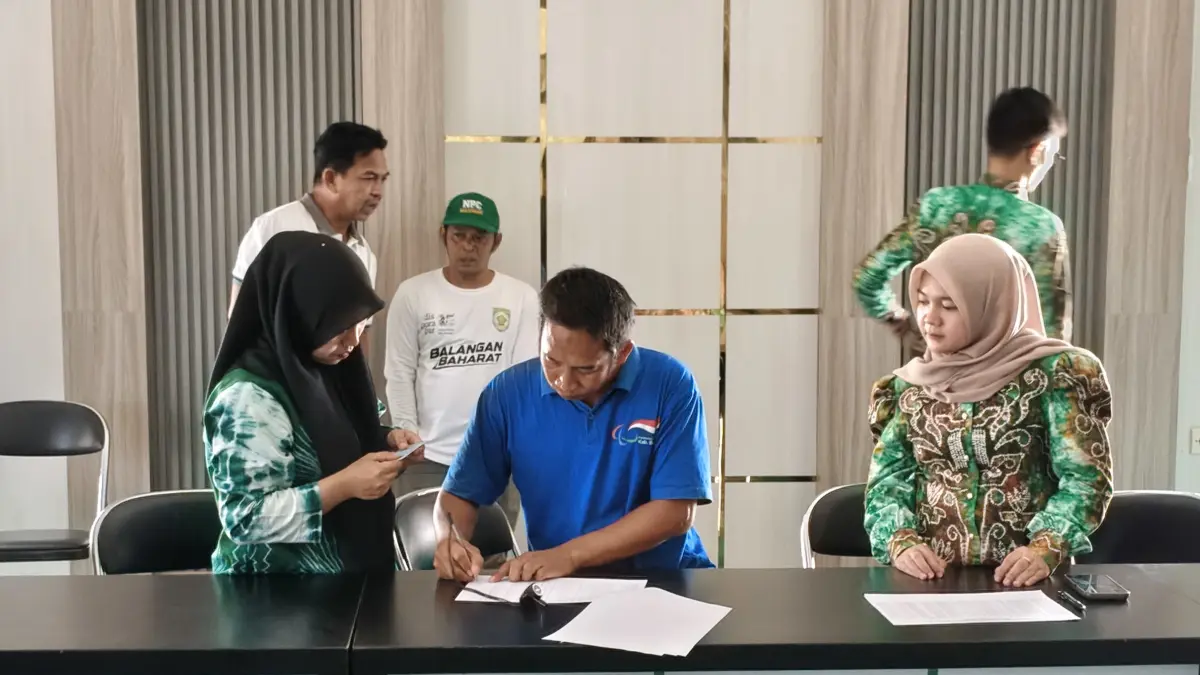 KEJAR PENCAIRAN: Sekretaris Disporapar Balangan Bambang saat mengawal proses kelengkapan berkas administrasi bonus bagi para atlet dan pelatih berprestasi di Balangan. (M Dirga/ Radar Banjarmasin)